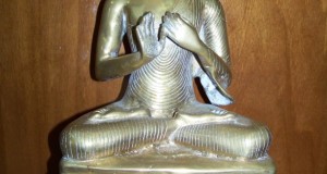 statuie Buddha bronz 38 cm cca 3,3 kg