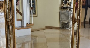 eleganta oglinda  cu oglinda pe rama intre siruri  profile metalice aurii 100-76 cm