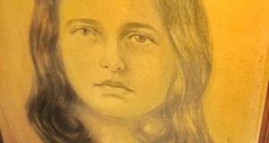 2526-Tablou vechi Portret- Frumoasa Tanara creion  semnat Serfozopan.