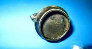 5471-I-Cap metalic de sticla LEU anii 1900.