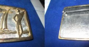 Brosa veche stil Art Deco bronz. Design scena de epoca anii 30 cu barbat in costum si barcuta in lar