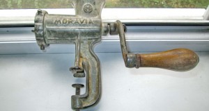 2151-Masina veche de macinat marca Moravia din fonta.