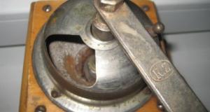 108-Rasnita veche bombata marca R.Z. din lemn si metal.