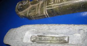 Sarcofag mic marmura cu mumie Faraon egiptean.