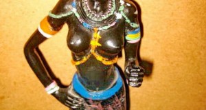 7804-Statuieta Femeie razboinica Africa rasina stare buna.
