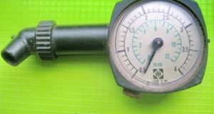 Manometru vintage bachelita mm x 100 kPa stare buna.