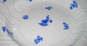 Farfurie Meissen cu flori albastrele stare buna-24 cm.