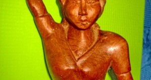 8394-Statuieta lampa Africa- Femeie cu cofa lemn masiv.
