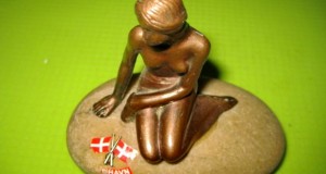 9729- Statuieta mica Sirena Elvetia metal bronzuit soclul piatra