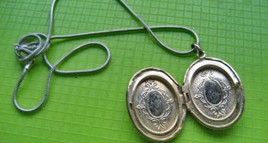 Medalion dama oval pt. fotografie de familie alama argintata.