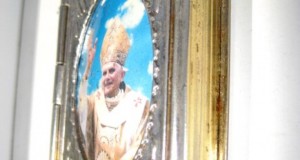 A413- Caseta mica carte Papa Benedict al 16 in oval bombat.