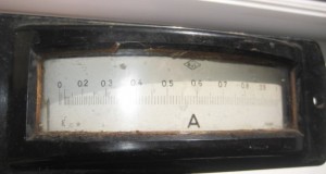 4786-I-Ampermetru de panou vechi marca BL. Material nemagnetic.