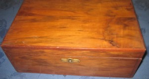 B165-2 Casete vechi anii 1930 lemn furniruit cu marchetarie si intarsi