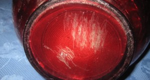 337A- Vaza mare rosie din sticla cu model dungat pe gat.