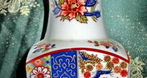 656-Vaza portelan orientala alb albastra cu flori.
