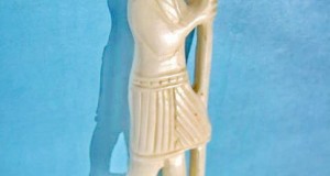 5191a-Statuieta mica Faraon Egipt manual executata din os, piedestal.