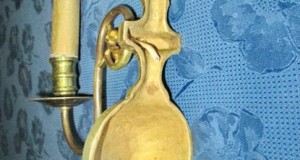 5553-Aplica electrica clasica din bronz cu mic gornist.