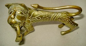 C733-Statuieta Tigru cu maimuta in gura bronz masiv aurit