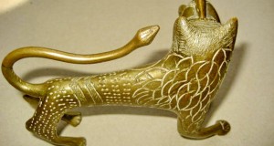C733-Statuieta Tigru cu maimuta in gura bronz masiv aurit