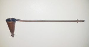 F77-Stingator Lumanari vechi bronz. Lungime 24.5 cm.
