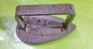 F279- Calcator vechi metal nr. 5. Marimi: 18 10 9 cm.