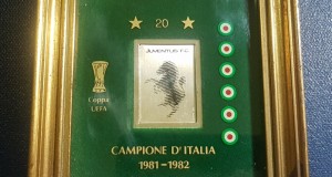 D126-JUVENTUS FC-Campionul Italiei 1981-1982 placheta argint rama lemn. Tablou aplica mica cu geam in fata stare foarte buna.