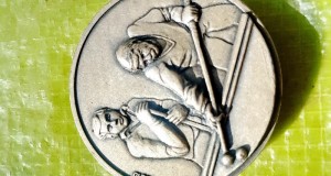 H04-I-Medalia Biliard semnata GLORIA Konig 90 argintie probabil alama argintata diametrul 5 cm, 58 grame. Stare buna, putina uzura.
