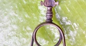 H08-Cleste vechi masline, ghiata etc- Lupoaica cu Puii-SPQR- ROMA, perioada probabila anii 1900 stare buna, piesa frumos realizata si rara.