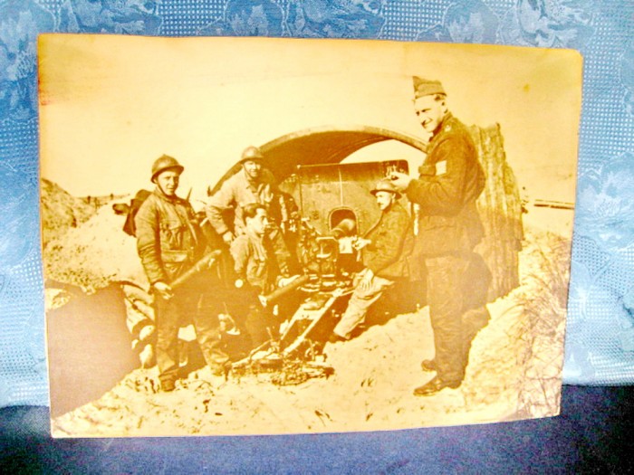 Ww2- Foto grup de Militari artileristi la bateria de lupta, (belgieni sau francezi) al 2 lea razboi.