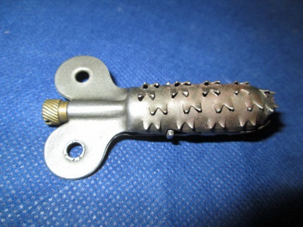 2003-I-Razuitor metalic pentru pipe vechi, stare f. b. anii dupa 1900.