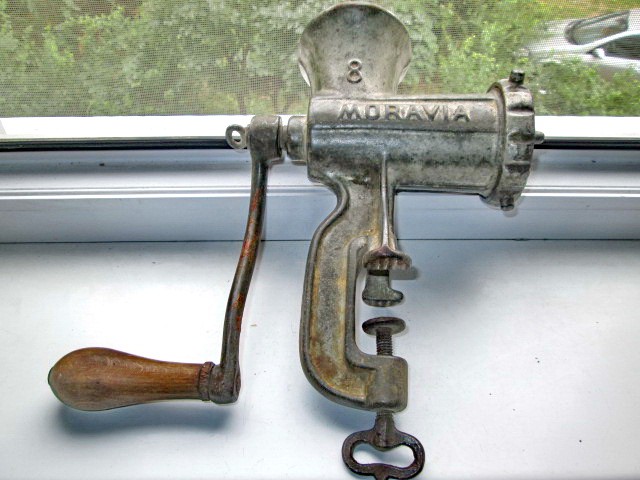 2151-Masina veche de macinat marca Moravia din fonta.