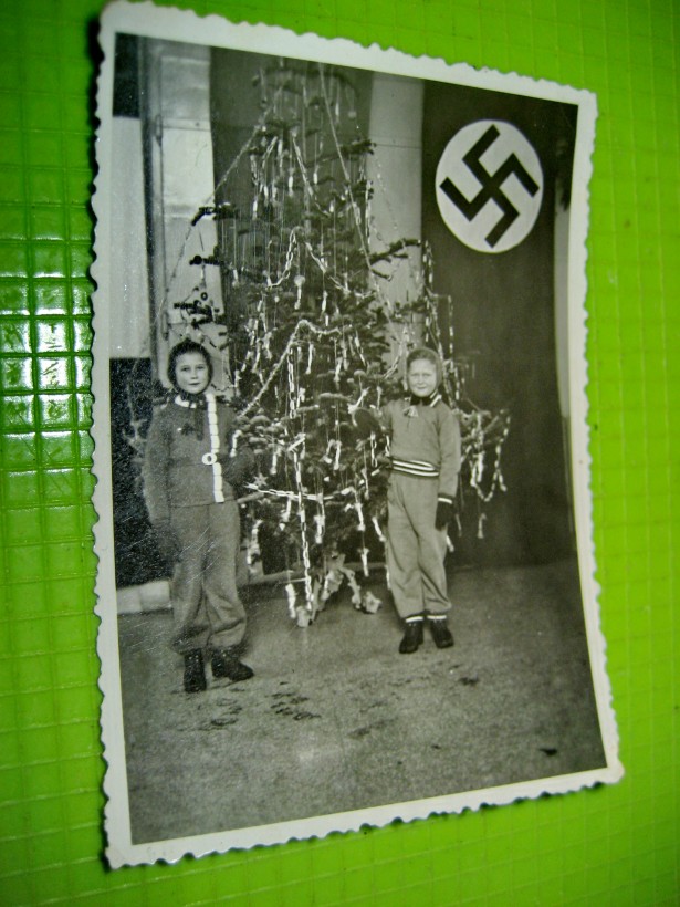 WW2-3 Reich-Foto mica raritate Copii Craciun sub brad sub insemn.