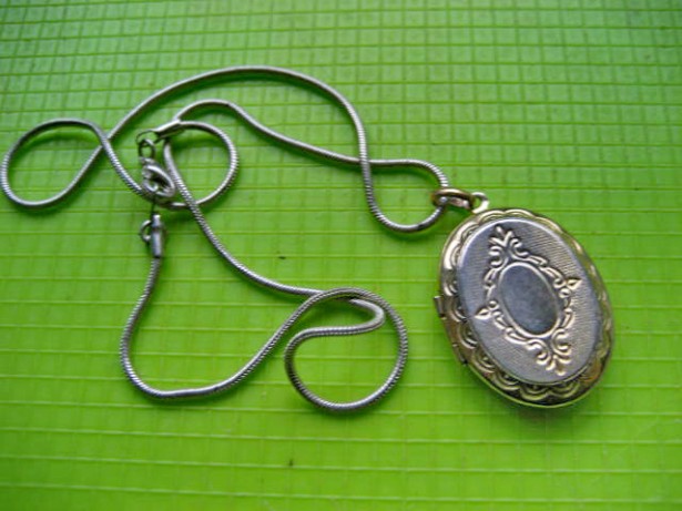 Medalion dama oval pt. fotografie de familie alama argintata.