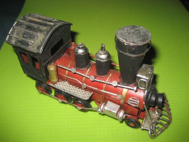 10034-Locomotiva Tren veche-macheta jucarie veche metal manuala.