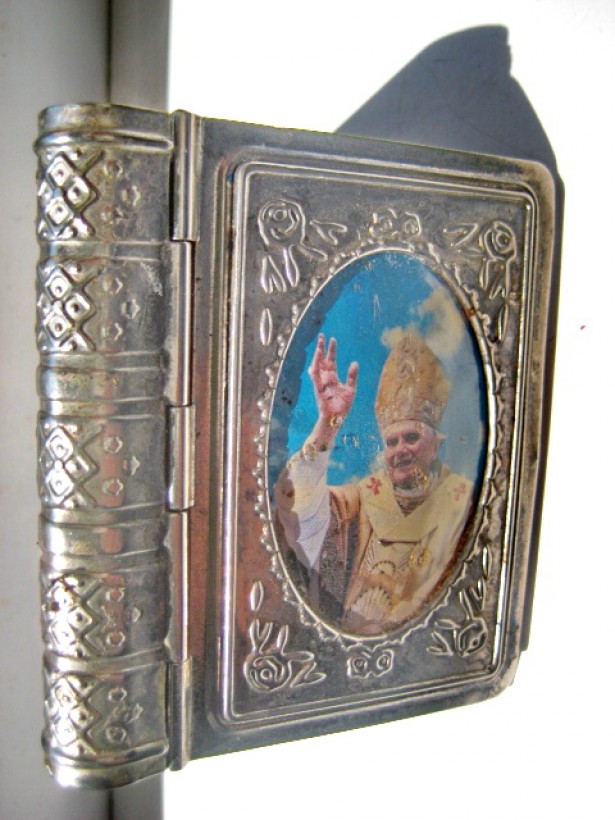 A413- Caseta mica carte Papa Benedict al 16 in oval bombat.