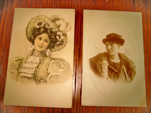 A986-Femei epoca-2 carti postale deosebite anii 1900.