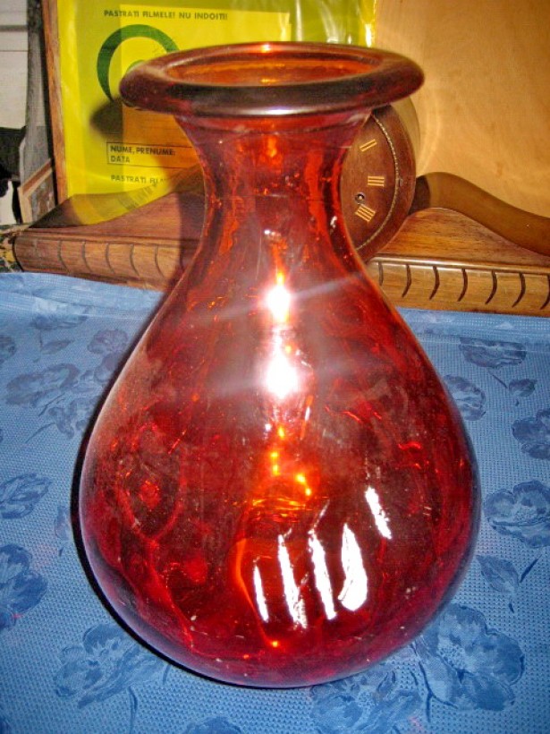 337A- Vaza mare rosie din sticla cu model dungat pe gat.