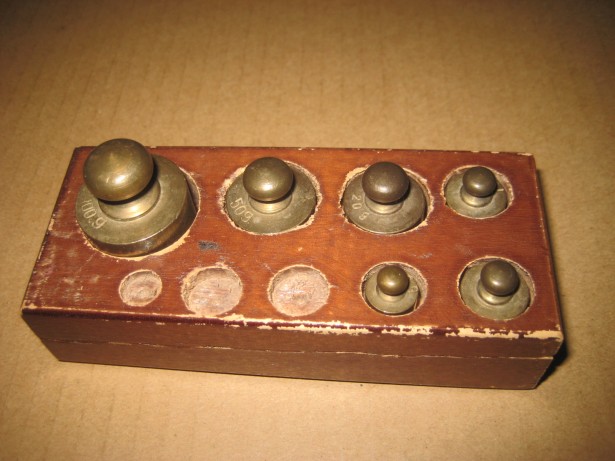 B188-Set 6 greutati cantar bronz vechi cutie lemn marimi mici.