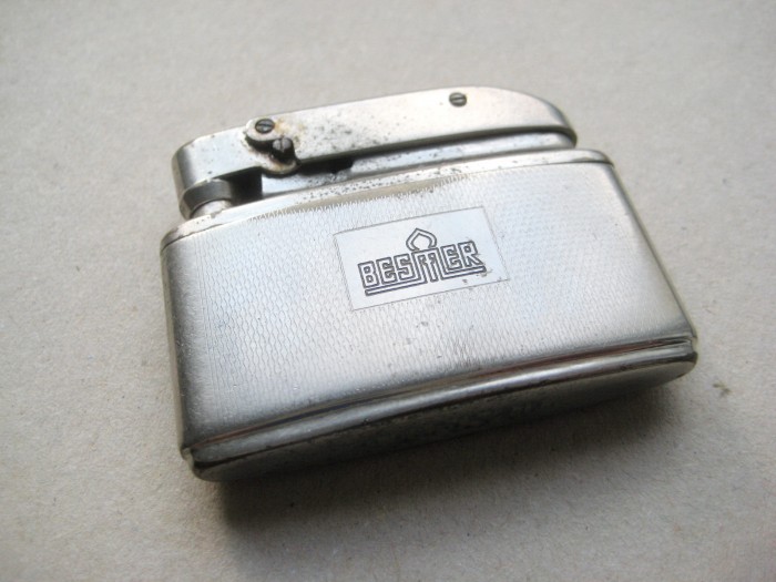 B966-I-Bricheta CONSUL BESMER veche alama argintata.