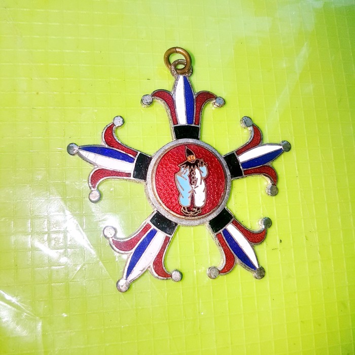 E261-Medalia veche Clown Franta bronz emailat.