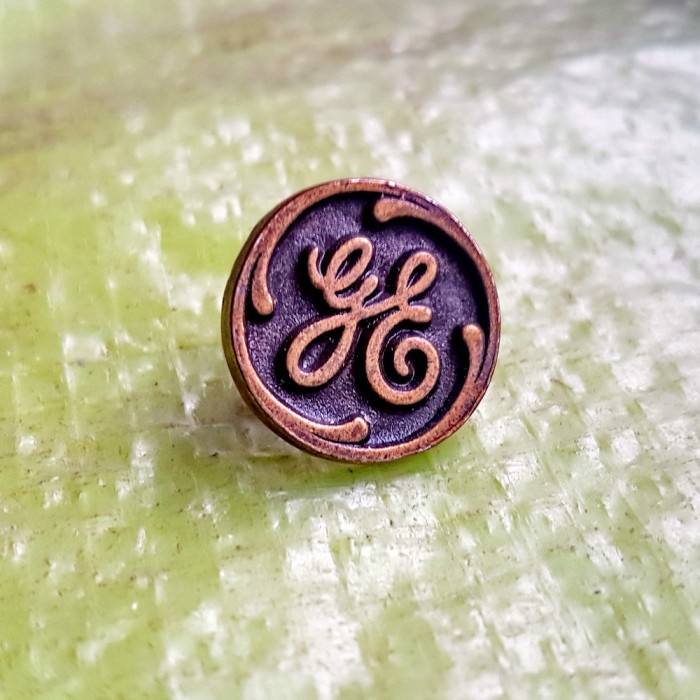 G636-Insigna veche personalizata H bronz stare buna, 1,8 cm.