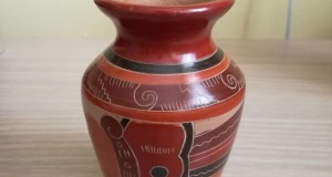 Vaza veche ceramica lucrata si pictata manual din Mexic