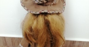 Minunata PAPUSA PORTELAN cu rochie scolareasca, DE COLECTIE