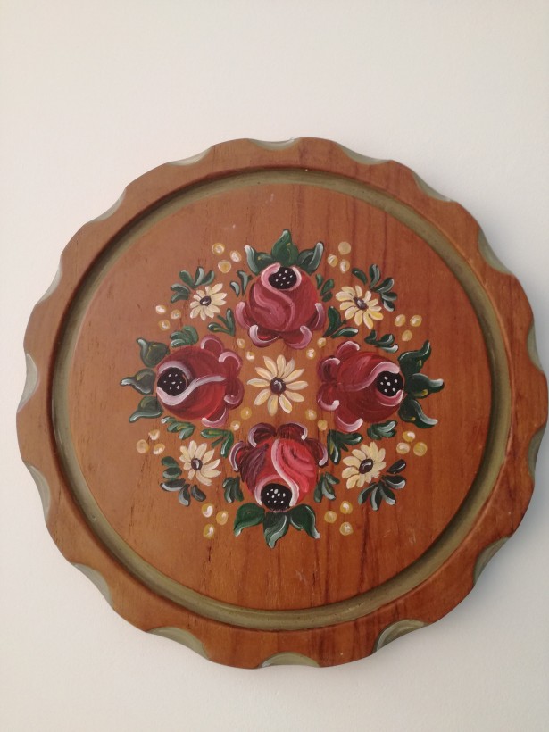 Aplica din lemn pictata manual rustic cu deosebite motive florale