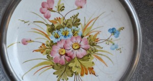 farfurie-aplica ceramica in rama staniu gravat  25 cm