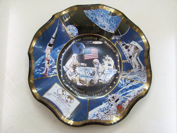 placa -aterizarea  lunara Apollo-1969-pe sticla fumurie