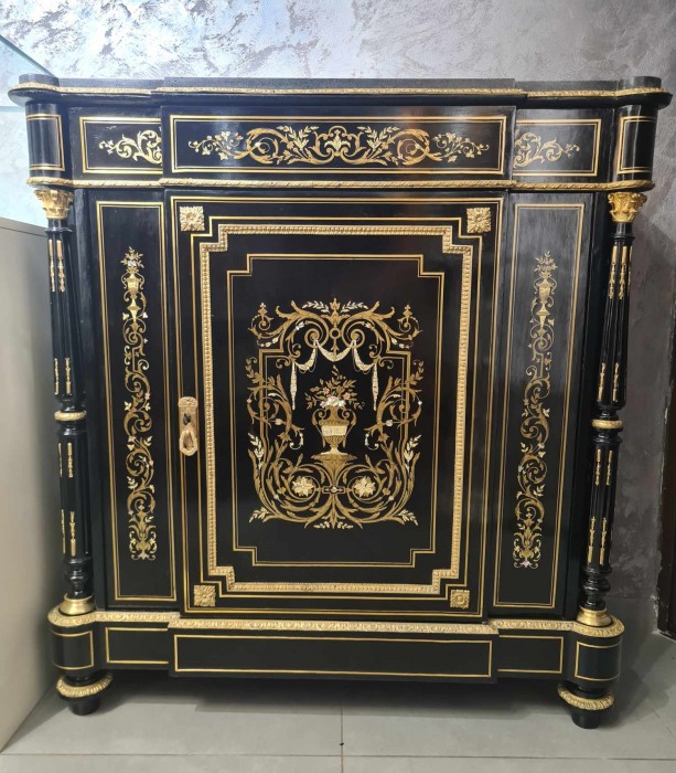 Dulap stil bahut Napoleon III, din lemn cu inserții și aplicații de bronz doré, cu blat de marmură neagra