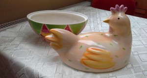Bol ceramica in forma de găină,  de mari dimensiuni