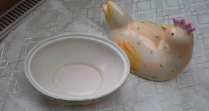 Bol ceramica in forma de găină,  de mari dimensiuni