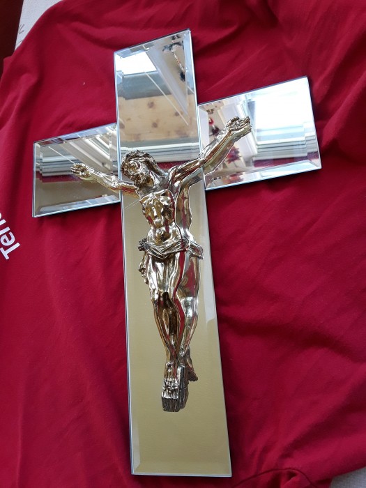 Crucifix deosebit,  pe oglinda din cristal